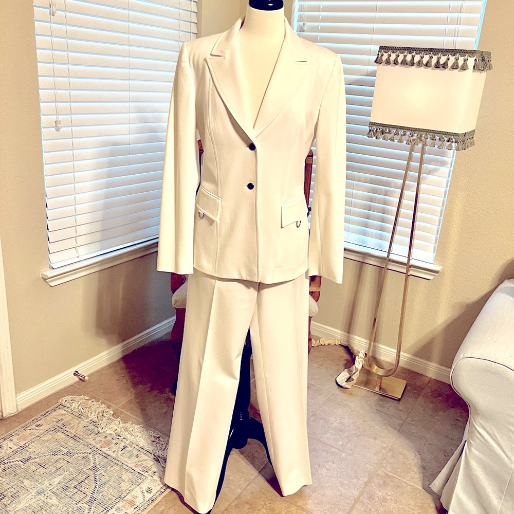 TAHARI PANTSUIT